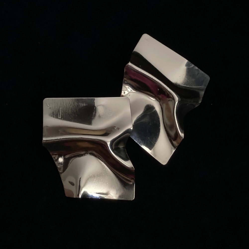 💕New💕 Gold Rippled Earrings - Picture 2 of 2